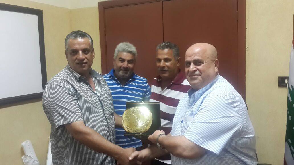 درع تقديرية لرئيس بلدية القلمون